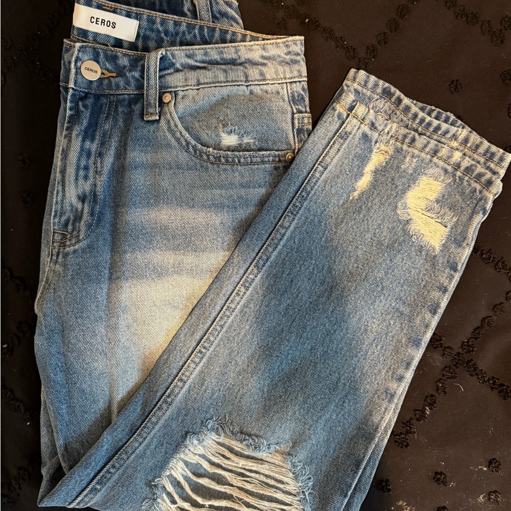 Ceros Distressed Blue Jeans